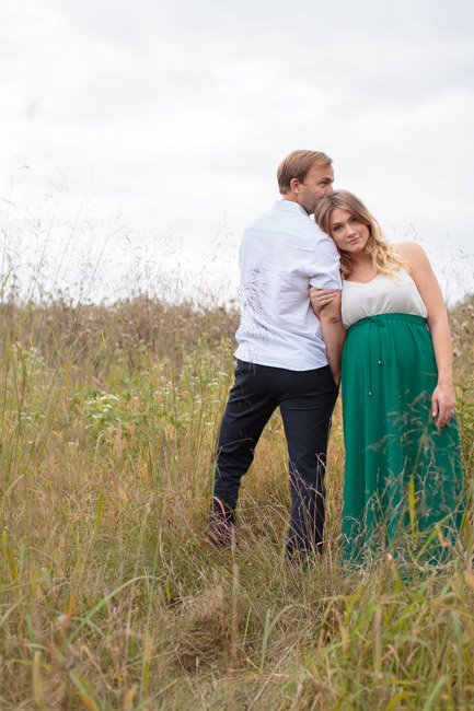 feather + light photography | main line maternity photographer | valley forge park | maternity in field