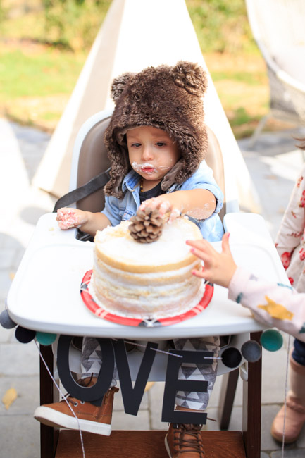 feather + light photography | camp theme first birthday party | camp theme birthday | baby bear