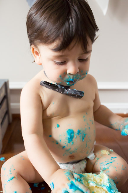 feather + light photography | cake smash | blue cake | baby boy | first birthday