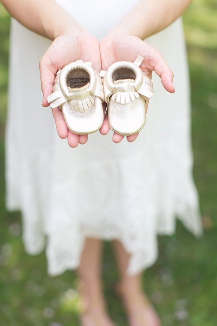 feather + light photography | maternity session with baby girl | pink | floral crowns | spring 